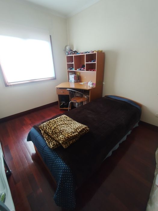 Cama de solteiro com secretária