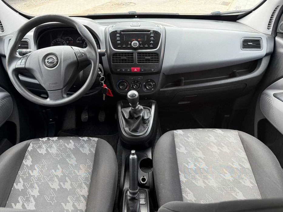 Opel Combo 1,4benzyna  7 osobowy tylko 116tys przebiegu super stan