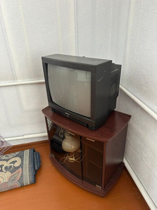 Телевізор із тумбою