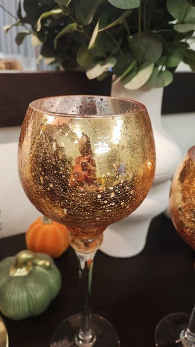 Castiçais lindíssimos em tons dourados