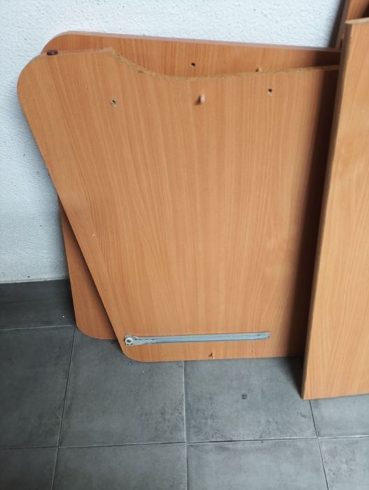 Secretaria pequena apoio computador ou estudo esta desmontada