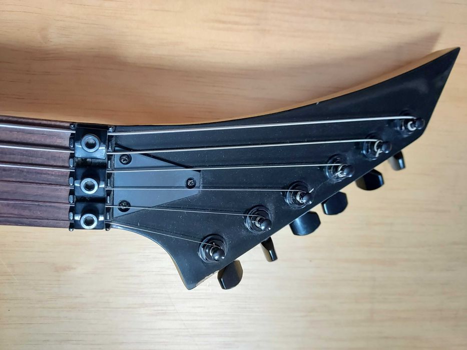 Guitarra eletrica tipo Jackson/Ibanez com Floyd Rose