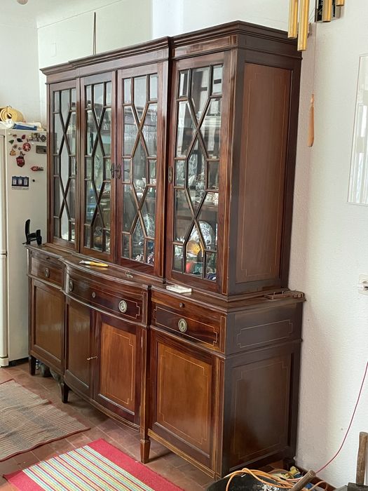 Móvel Cristaleira em cerejeira