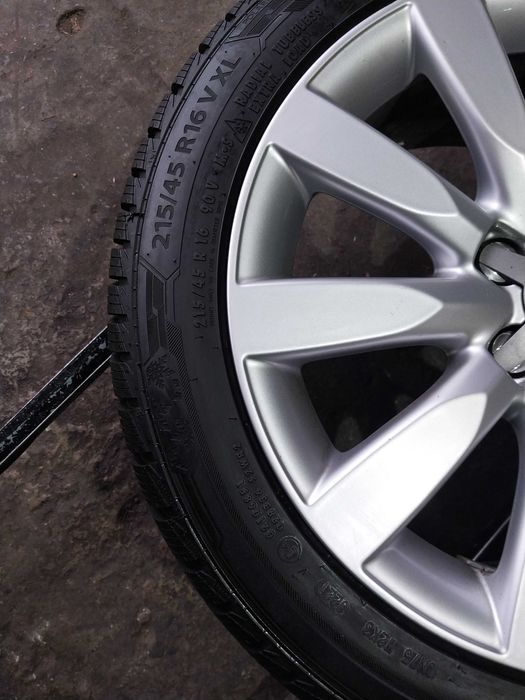 R 16 Audi  Volkswagen  5*100 7 j ET 31 Dia 57.1 + 215 45 16 Barum.