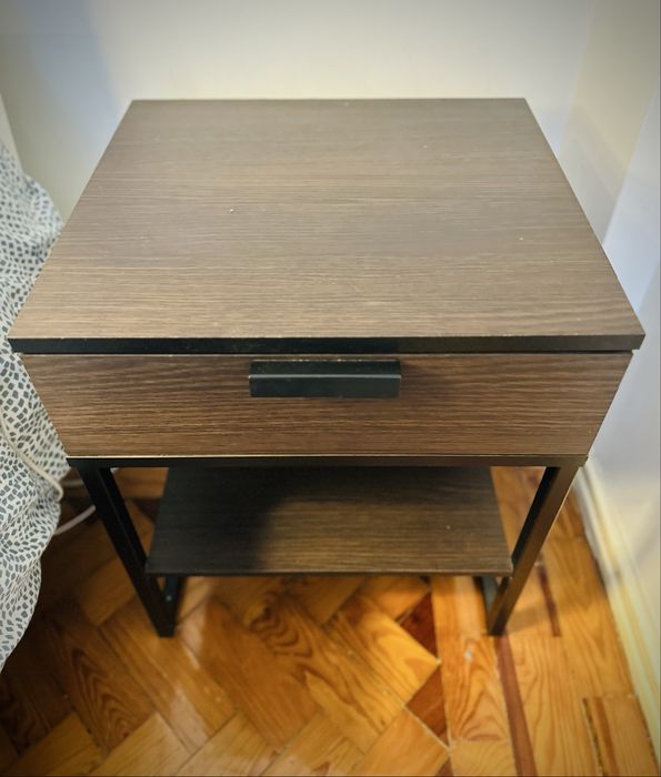 Mesa de cabeceira em madeira com gaveta