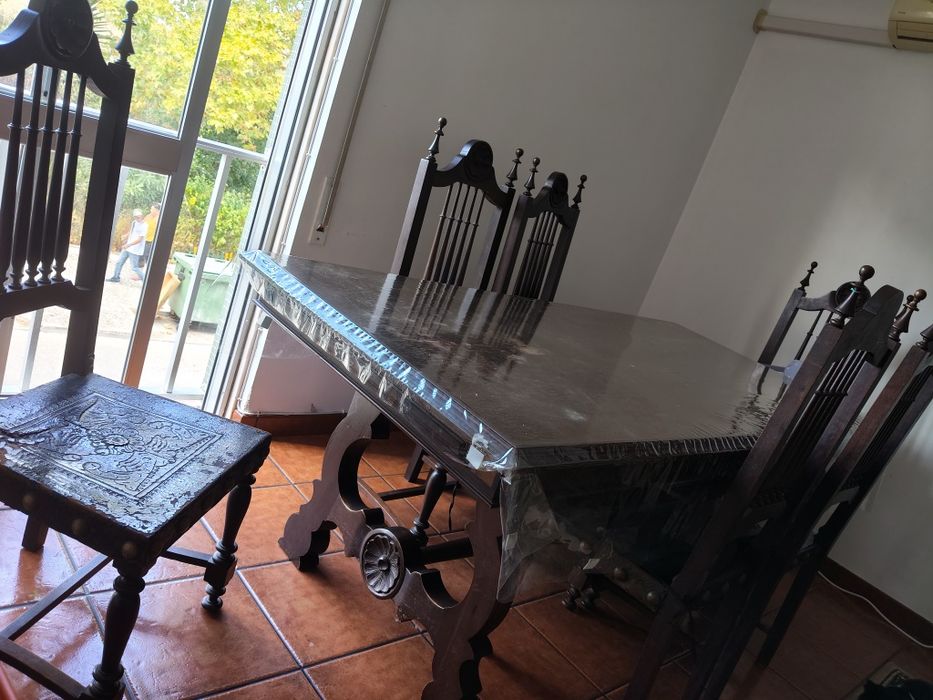 Conjunto mesa antiga com cadeiras