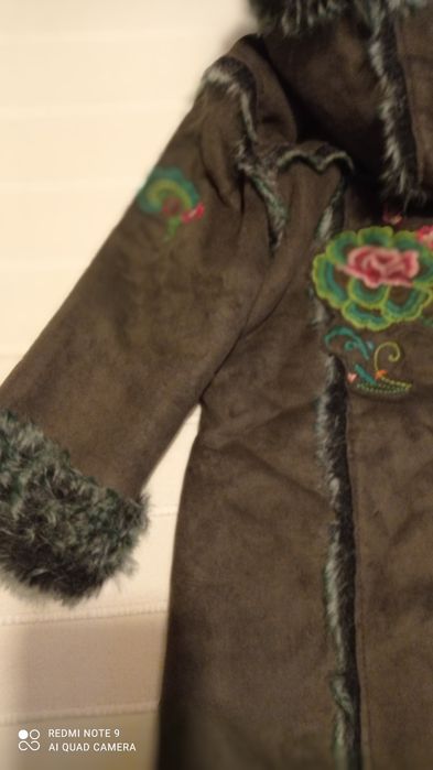 Parka Catimini de menina bordada e forrada a pelo verde tropa