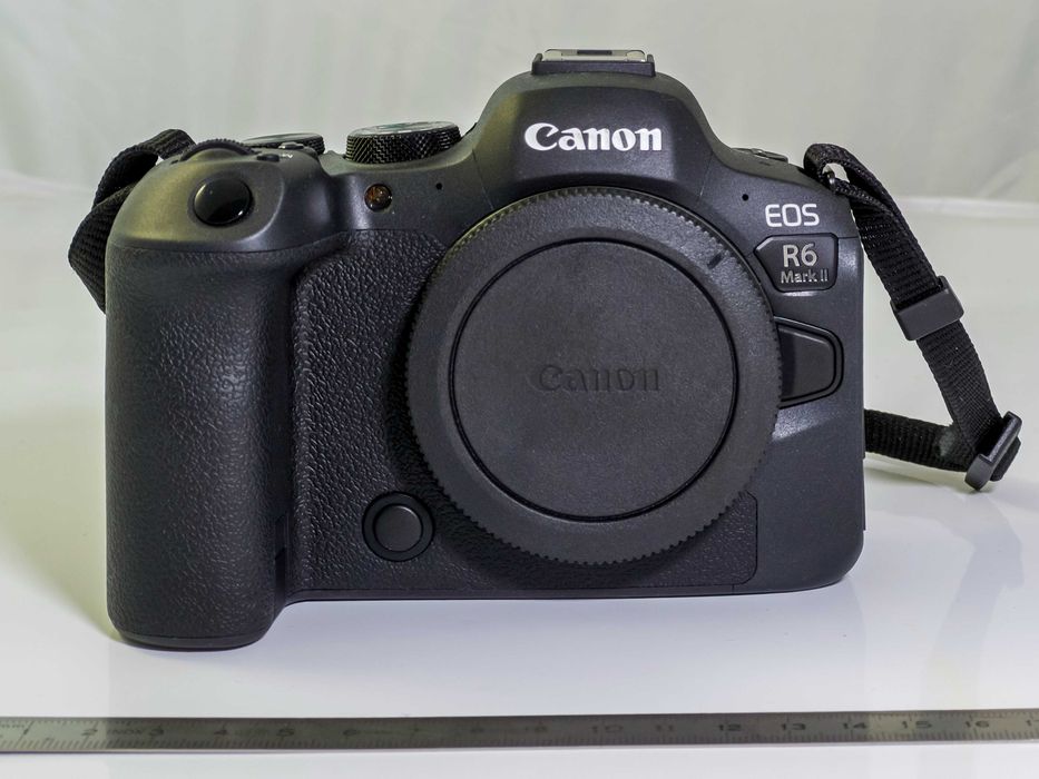 Canon EOS R6 Mk II com 1081 disparos - como nova