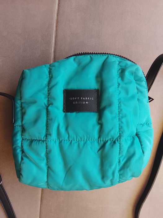 Bolsa a tiracolo azul turquesa.