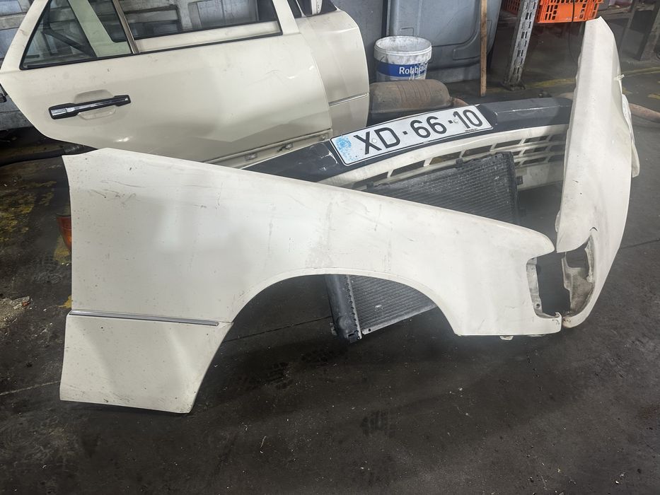 guarda lamas direito / esquerdo mercedes 200D W123