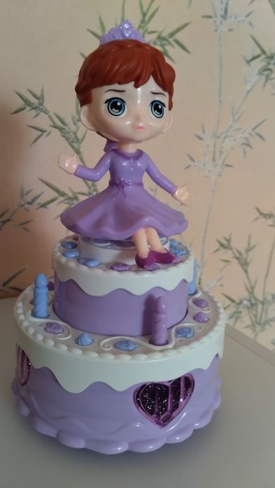 Музична лялька на торті ,із 3D світлом.
Стан нової 
Ціна 150 грн