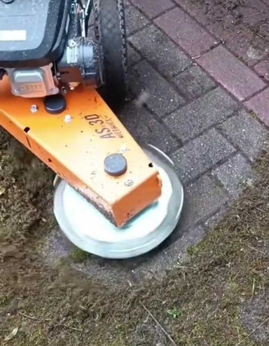 Czyszczenie kostki z chwastów zarośli porostów bez użycia chemii i wody, czyszczenie mechaniczne