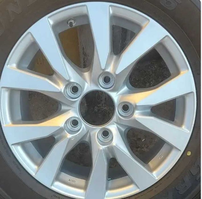 диски на Tesla та Toyota