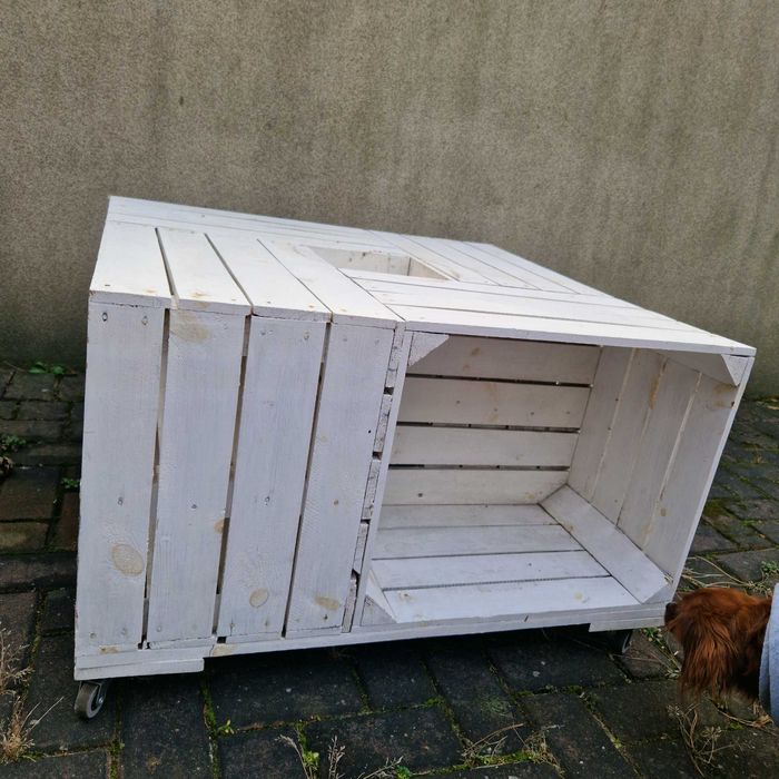 Biały drewniany stolik kawowy na kółkach - na taras, do ogrodu, loft