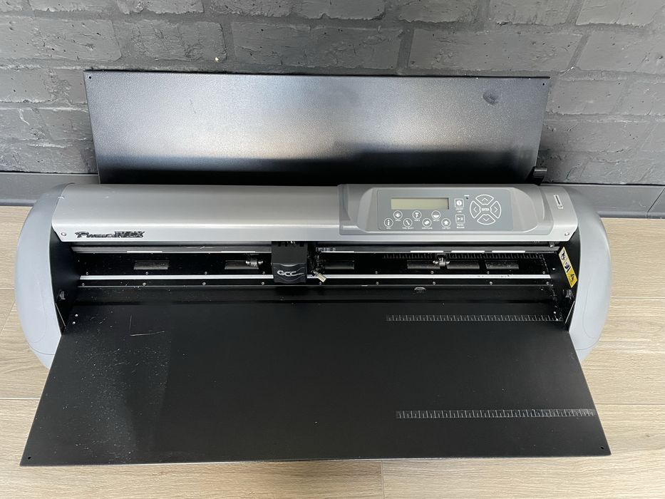Ploter tnący GCC Puma IV 60 LX z oprogramowaniem ze stolikiem roboczym