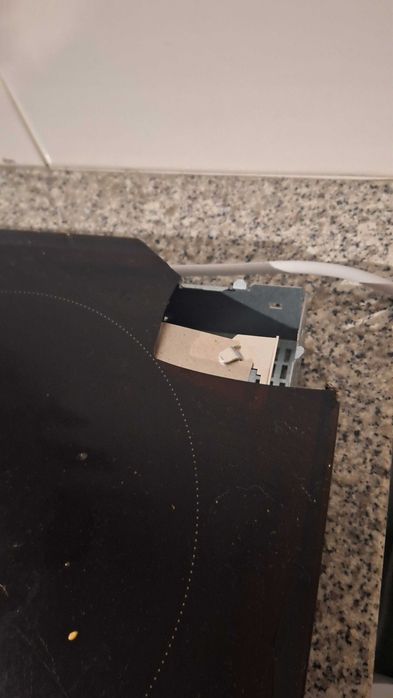 Placa de indução AEG partida mas totalmente funcional