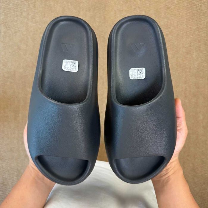 Czarne kapcie Adidas Yeezy 43