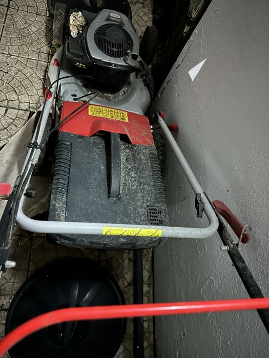 Maquina de cortar relva avariada