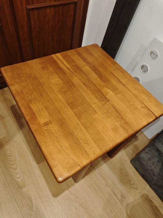 Mesa de madeira em bom estado