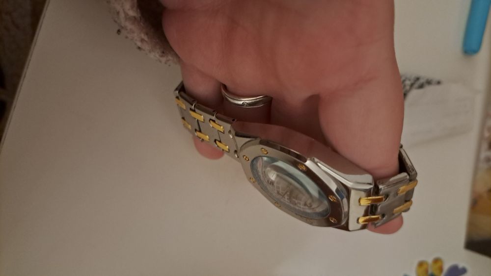 Vendo varios relógios de pulso