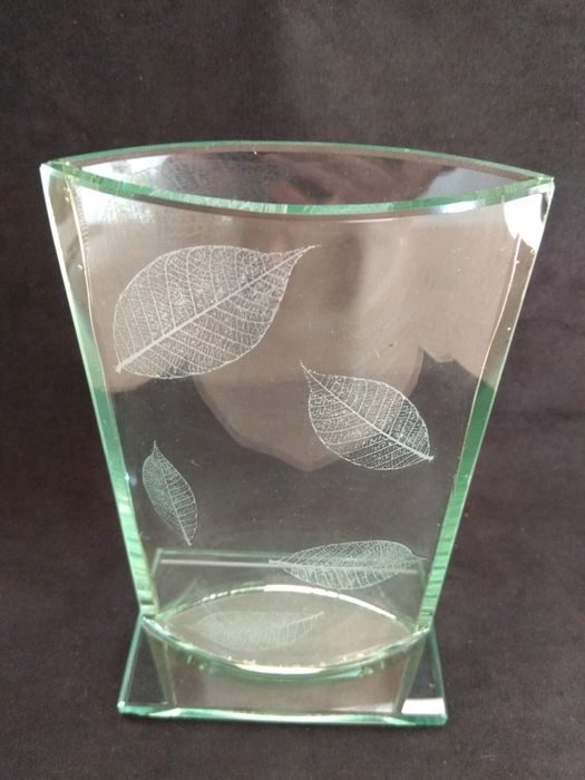 Jarra de vidro e design Italiano. Jarra com motivos de folhas gravadas