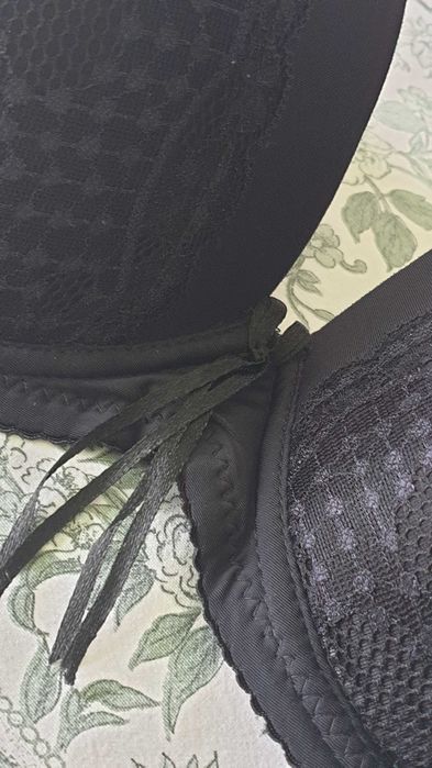 Czarny biustonosz z odpinanymi ramiączkami 85 C