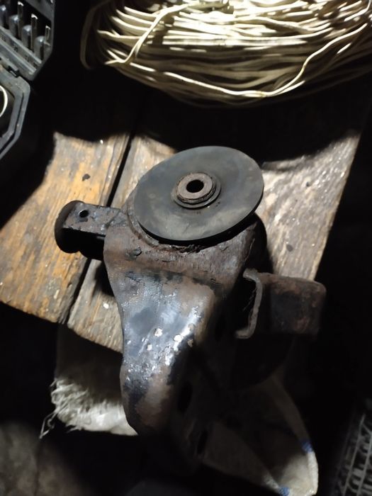 Подушка ,опора двигателя кпп мазда 626(GF) 97-02гв