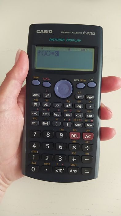 Інженерний калькулятор є моделлю Casio fx-83ES.