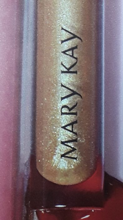 Nawilżający rozswietlajacy błyszczyk do ust