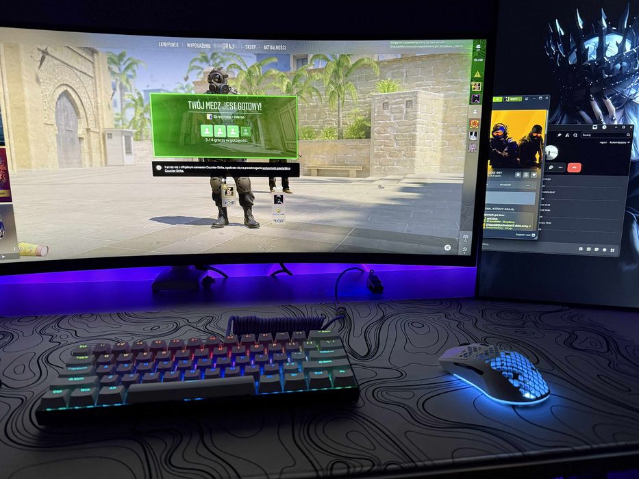 Zestaw gamingowy do grania komputer pc monitory biurko mysz klawiatura mikrofon