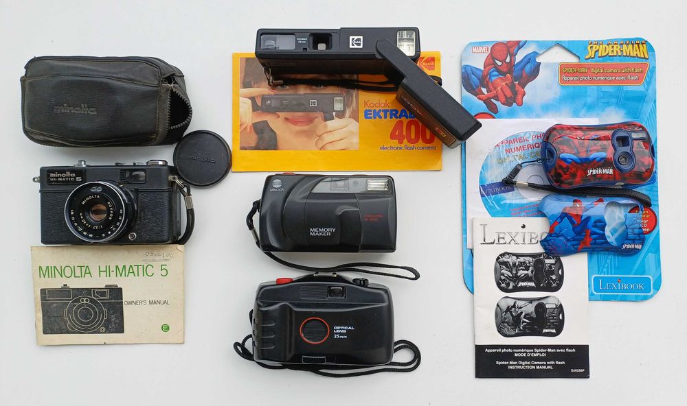 Máquina fotográfica analógica Kodak Ektralite 400, com manual de instruções