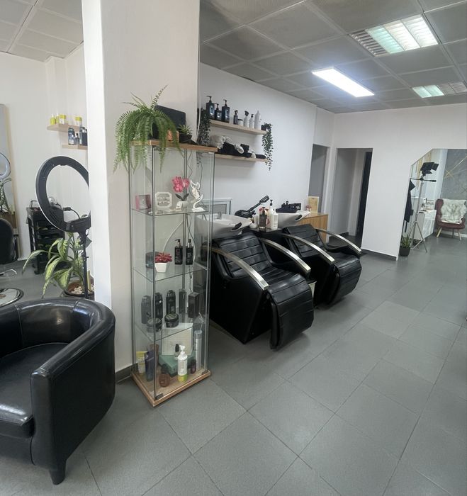 Aluguel de cadeira de cabeleleireiro e Mesa para Manicure
