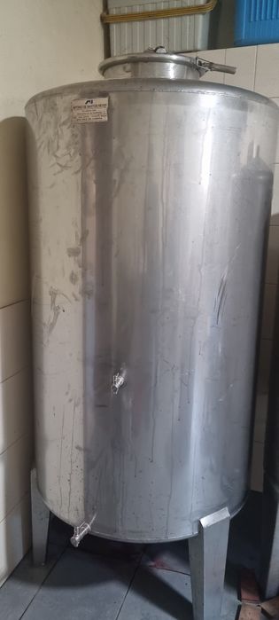 Cubas,uma de 750 litros e outra 550 litos ,400 euros  e 300 euros