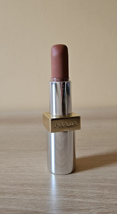 Pomadka do ust Prada Monochrome Hyper Matte B05 Fauve
