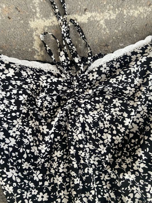 Сукня в квіточки,чорно-біла з затяжкою на грудях