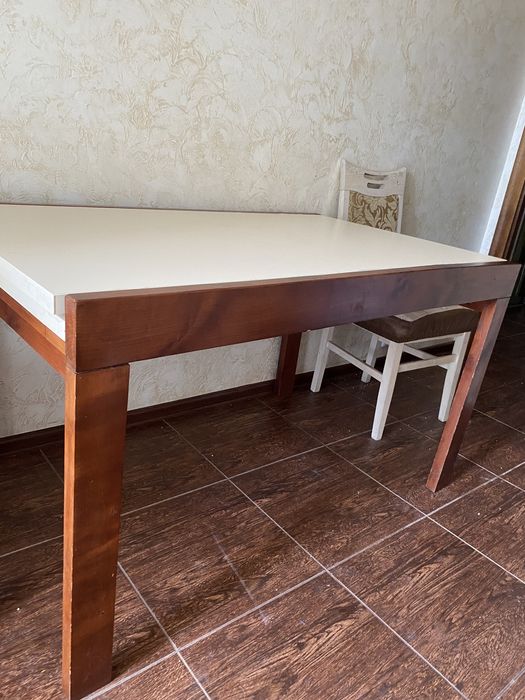 Кухонний стіл