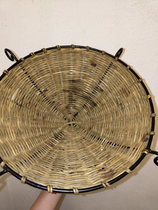 Cesta em verga com pés em ferro fundido