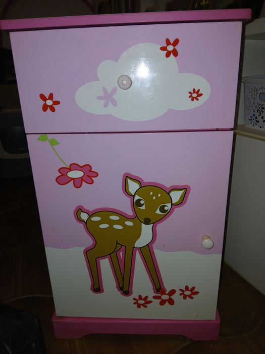 Mesa cabeceira para menina