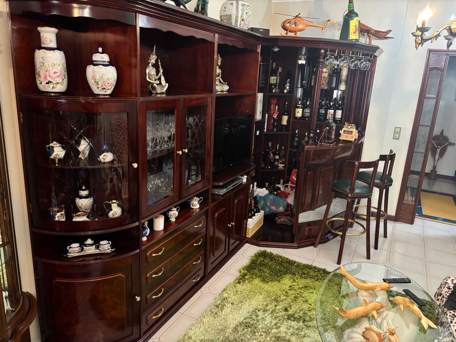 VENDE-SE BAR DE SALA COMPLETO COMO NOVO
