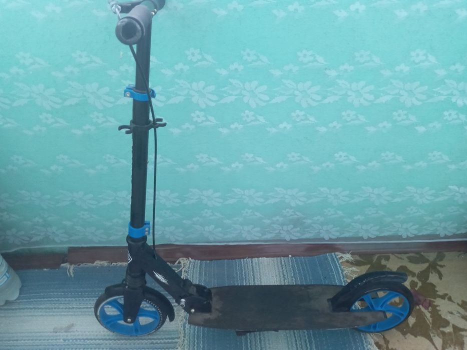 Продаи дитячий самокат.