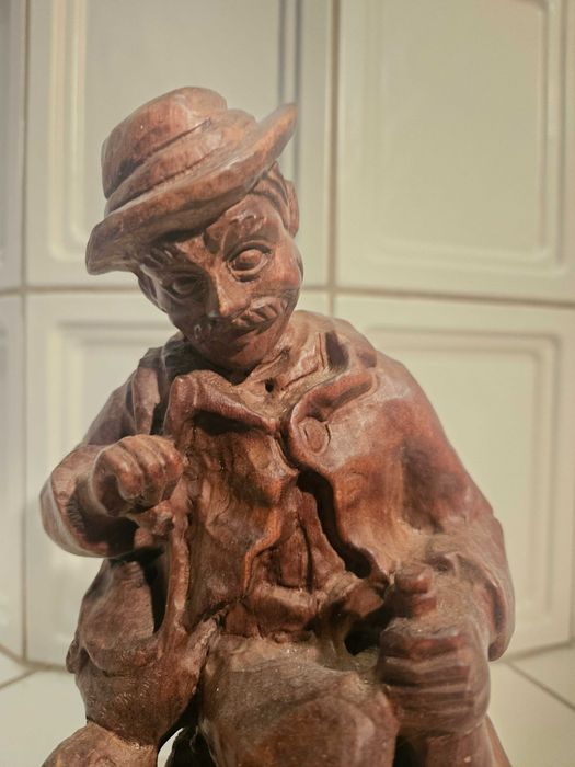 Stara ręcznie wykonana drewniana figurka wędrowca z psem 28 cm