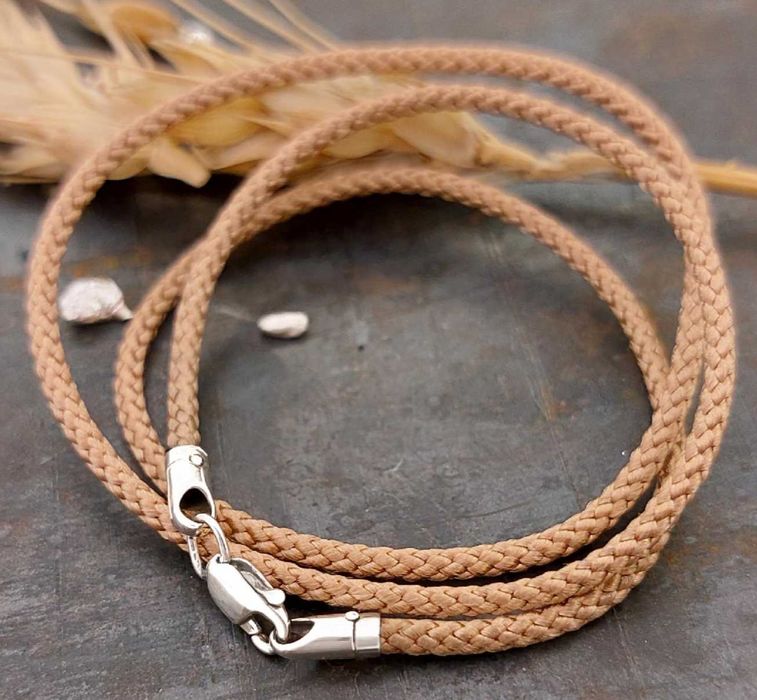 Шовковий шнурок із срібною застібкою