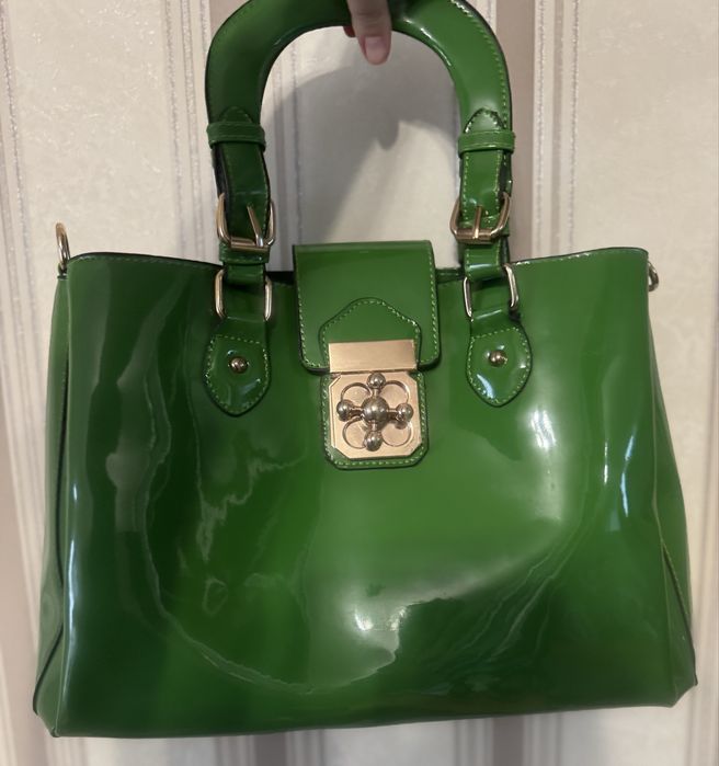 Яскрава лакова сумка