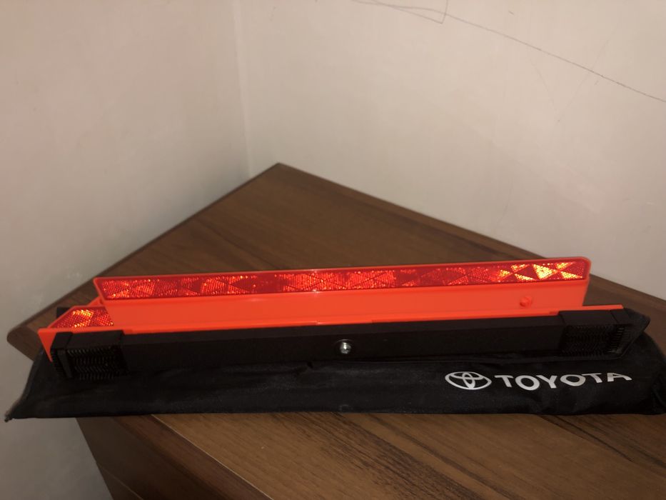 Аварийный знак Toyota