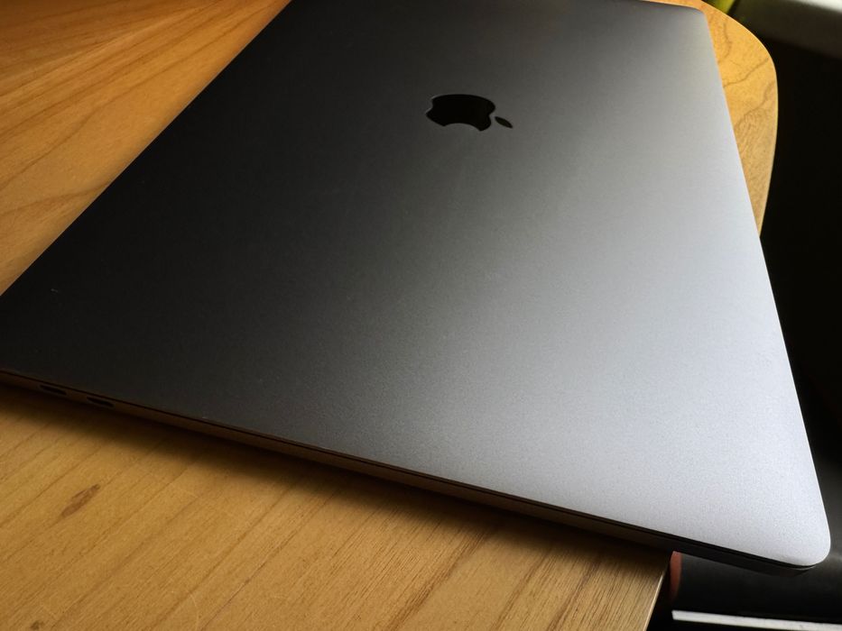 MacBook Pro 2018 15" A1990 Silver i7 / 16 Gb / SSD 512GB / Retina