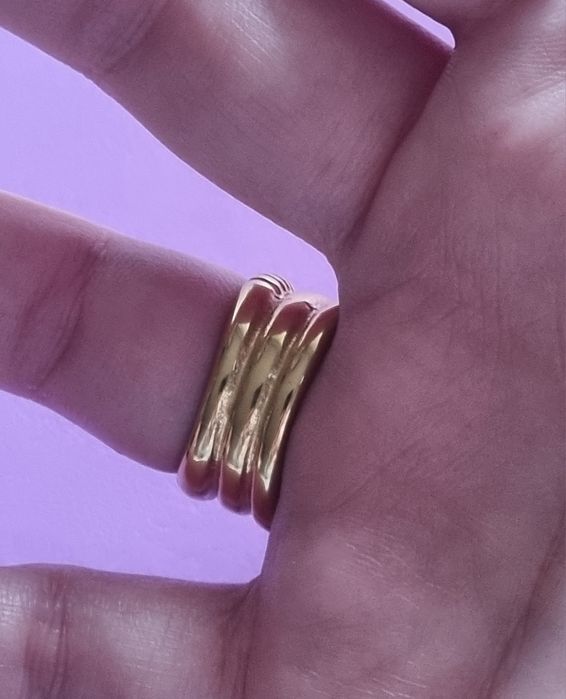 Anel dourado, em aço inoxidável, com zirconias. T17