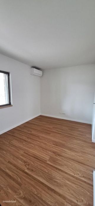 Apartamento T2 com jardim, Loures