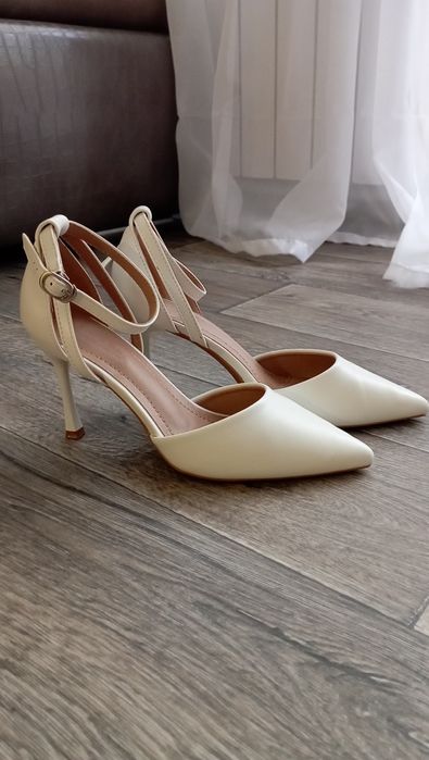 Туфлі лодочки з ремінцем