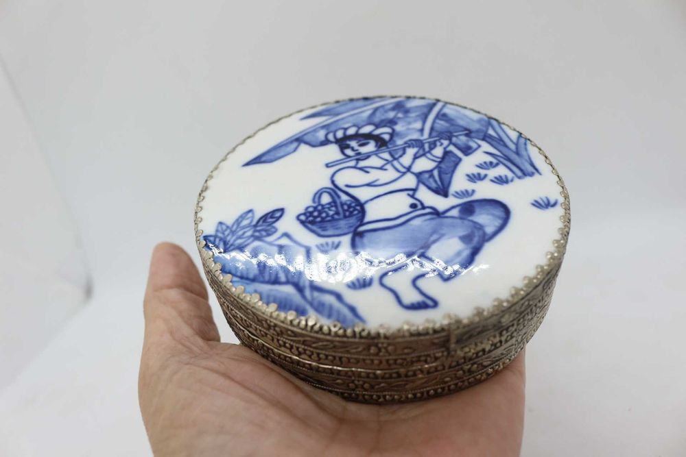 Caixa em Porcelana e Prata Chinesa Azul e Branco Espelho Figura