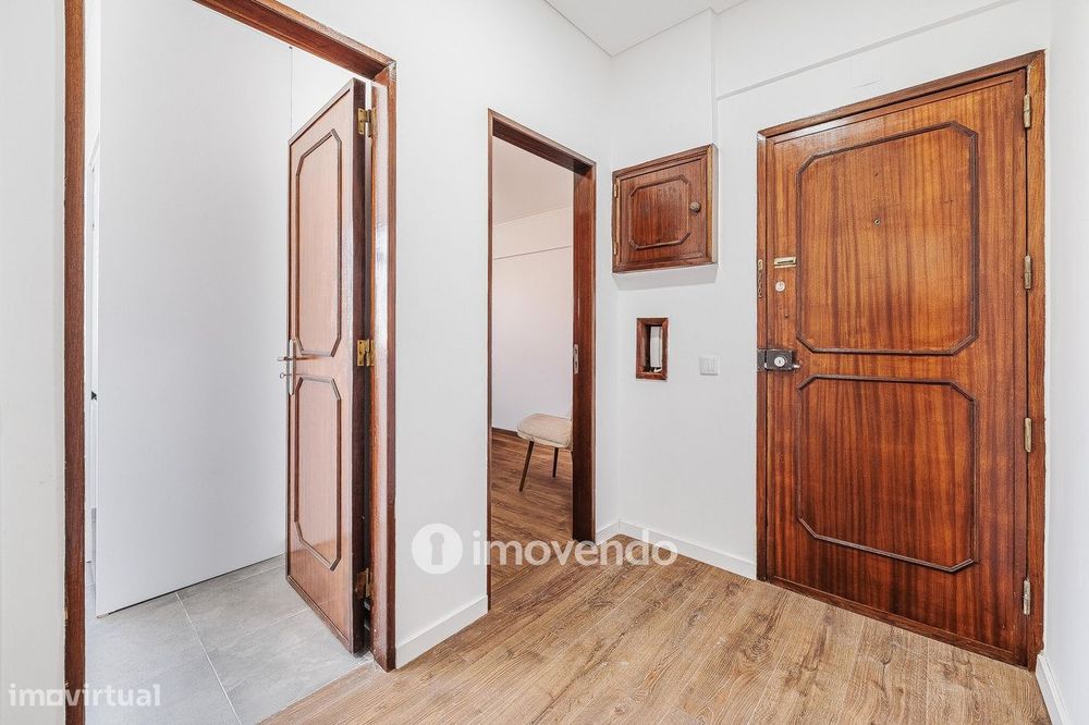 Apartamento T2 remodelado, com cozinha equipada, na Reboleira